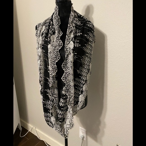Anthropologie Floreat Infinity scarf-EUC- black and white - Picture 1 of 3